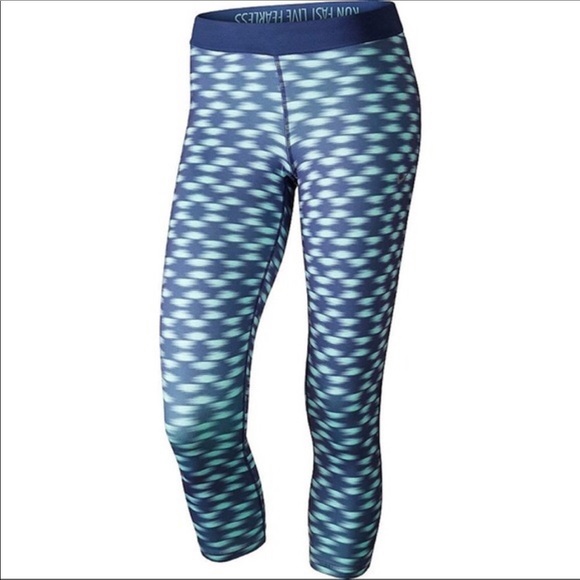 Medium Nike pro dri fit capris - Picture 3 of 6